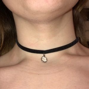 Black choker w/ gem hanging down